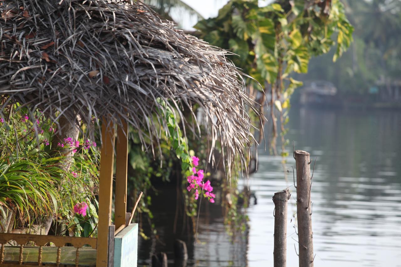 Malayalam Lake Resort Alappuzha Extérieur photo
